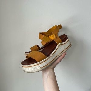 MIA ODELIA PLATFORM SANDAL IN MUSTARD